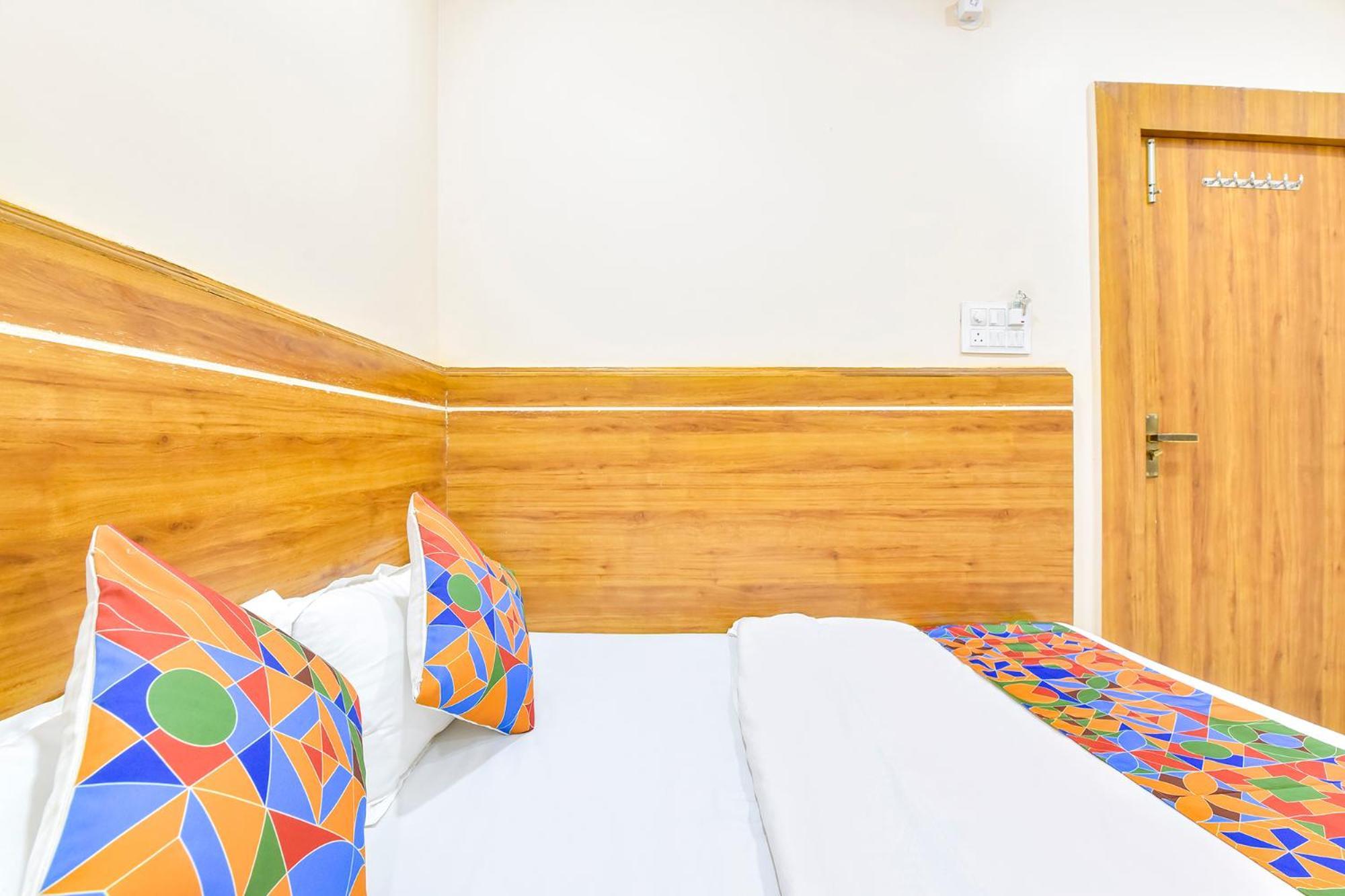Fabhotel Somnath 우자인 외부 사진